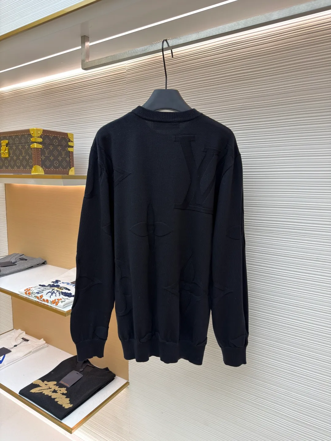 LOUIS VUITTON Embossed Flower 㚏 Jacquard Knitted Round Neck Long Sleeve ●Original version: Purchased and developed for 12300 ●Item number: 1681028-A70 ●Material: combed cotton fabric ●Technology: knitted intarsia production ●Version: fitted version ●Weight: about 340 grams ●Size: Swiss woven positioning intarsia technology, high-end pink color, sporty style, same style for men and women! The classic wide version is fashionable and advanced! The overall wiring is straight and delicate, the fabric is comfortable and soft, and the color is consistent without color difference. It can be matched with the same style to create a fashionable look and control various occasions. Customized accessories, complete with three standards, same style for men and women!